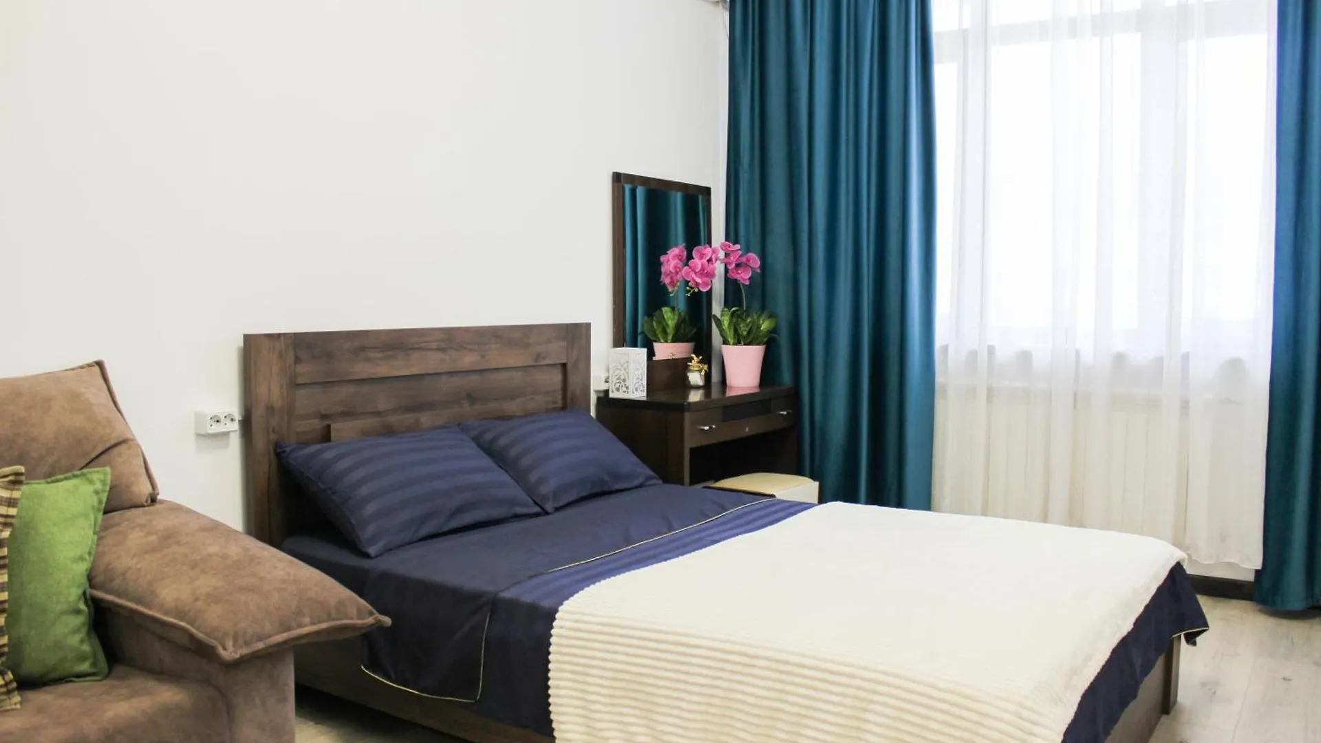 Апартаменты Рядом С Метро Раимбек Almaty Appartamento